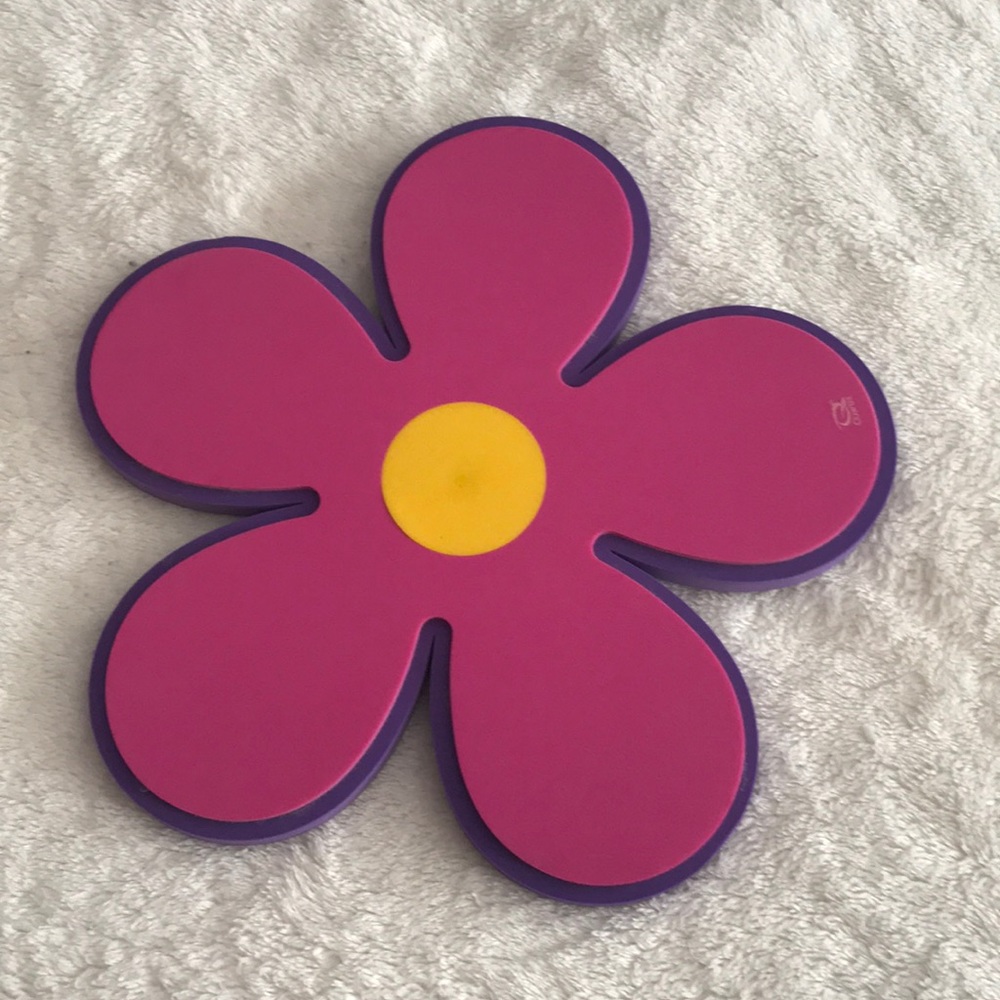 Daisy wall hanging very lightweight